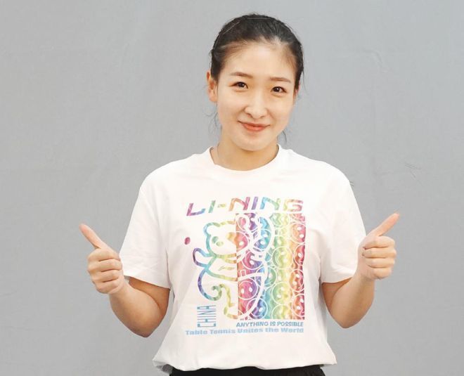 美女扒开双腿让男人捅